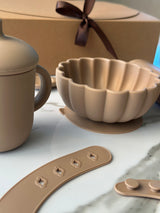 flower-skal-mocha-livsmedelsgodkant-silikon-barnskal-sugkopp